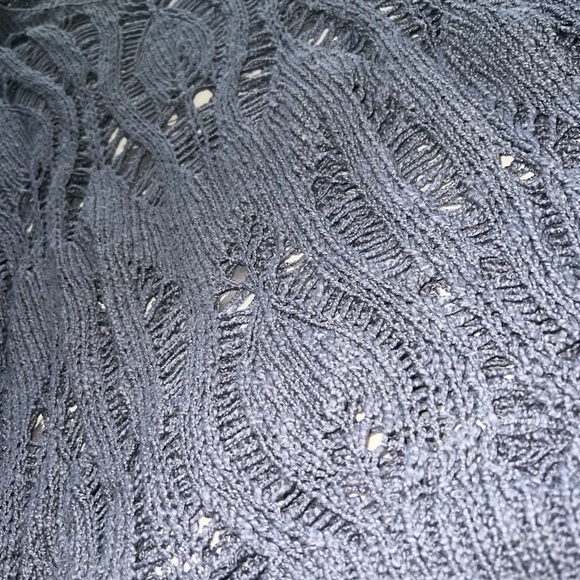 Unique Design Sweater - Picture 3 of 3